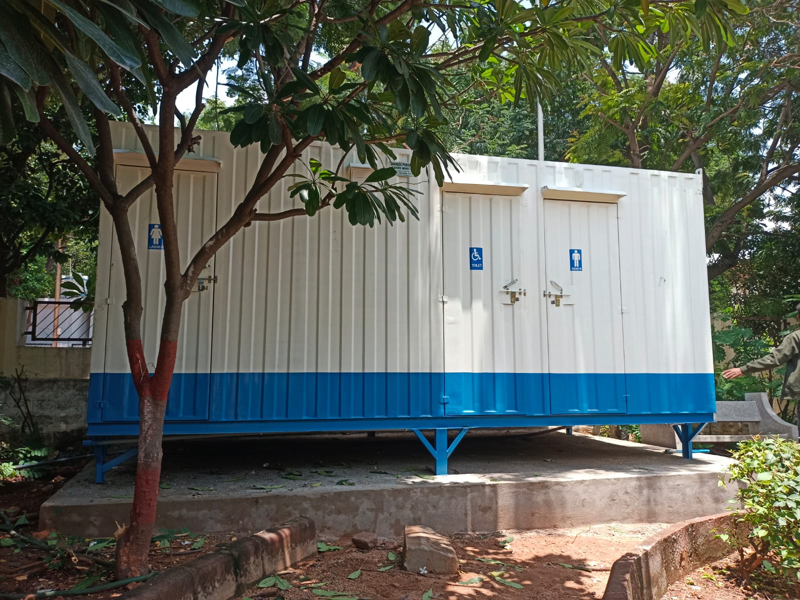 Labor toilet container